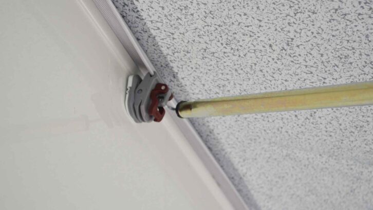 Roof poles attaching with dual brackets in a Trigano awning