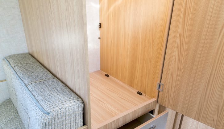 Practical Caravan's reviewers stated that the wardrobe of the Coachman Vision 580/5 was just enough to hang up clothes for five family members – and no more