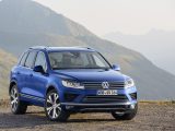 Low-rolling resistance tyres on the VW Touareg together with the coasting function on the eight-speed automatic gearbox make this facelifted car more fuel-efficient than its predecessor