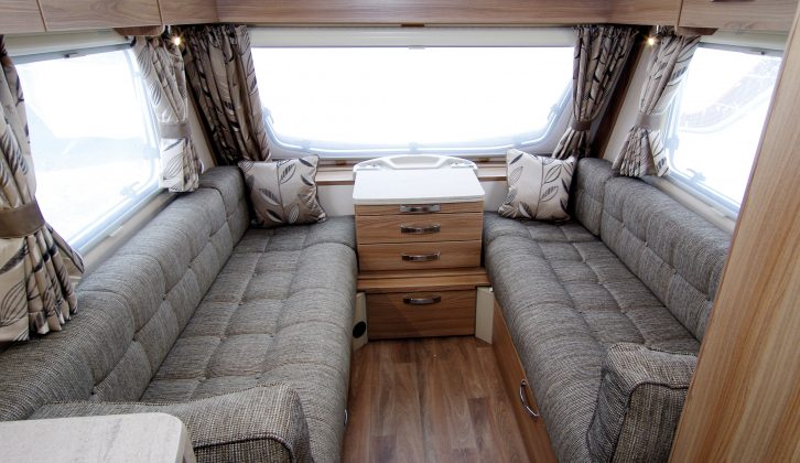 The lounge boasts soft furnishings and warm wood tones that give an expensive look, the front window and rooflight flood the space with light, and the roof lockers are a good size, with some shelves and positive catches in the Swift Freestyle SE S 6 TD