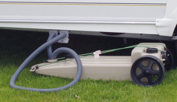 This type of waste container can usually be easily placed under a caravan, but why has this caravanner used one hose that’s too long?