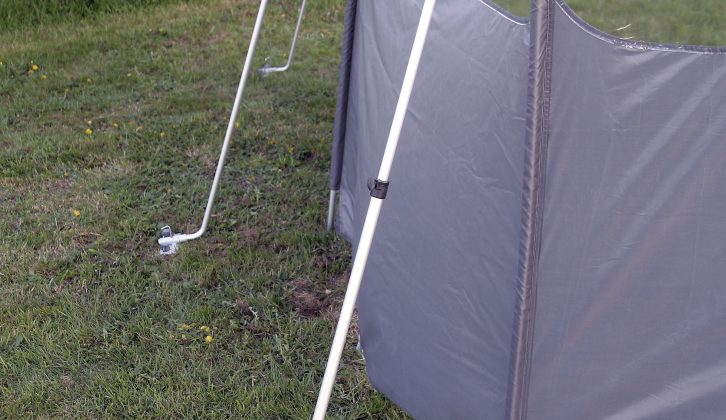As well as the buttresses, this ‘break also boasts similar cross-bars and hefty ground plates to Kampa’s Deluxe Windbreak