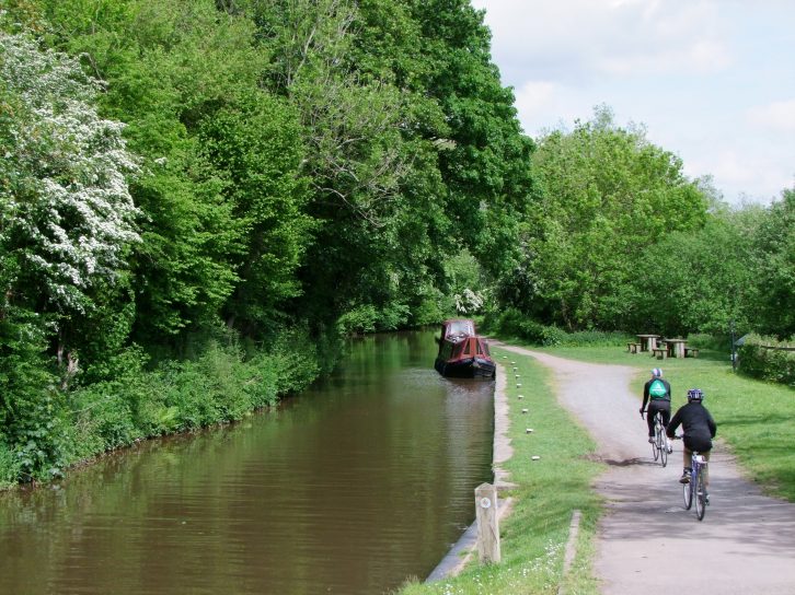 Enjoy traffic-free cycling on the Monmouthshire and Brecon Canal towpath, part of the Taff Trail