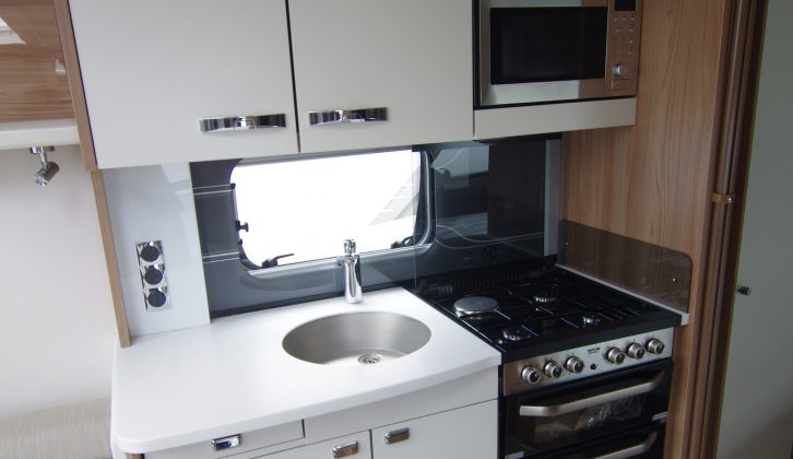 The kitchen features a domestic-style cooker with grill, oven and a hob with three gas burners and a hotplate
