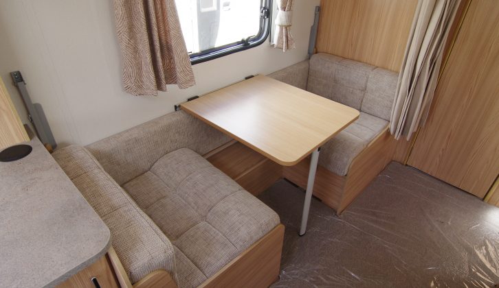 Remember that cute little side dinette caravans used to have? It's making a comeback, in the Coachman Vision 520/4