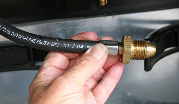 Hose to a fixed regulator must have factory-fastened connectors