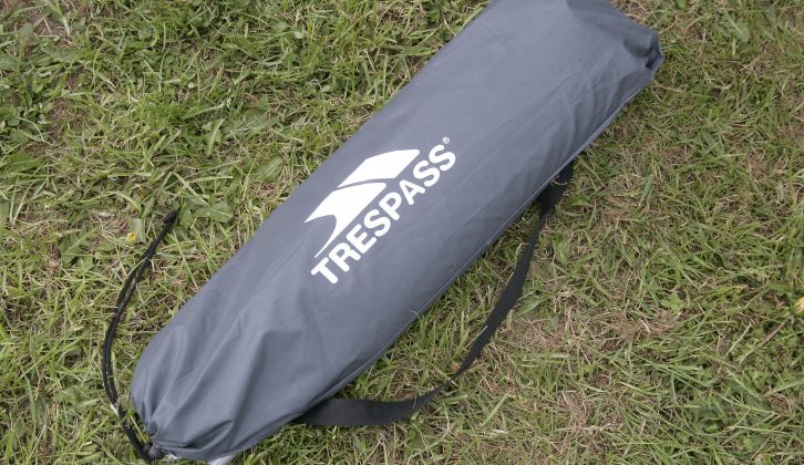 This three-panel windbreak packs down to fit in a small carrybag, 60cm x 19cm x 10cm