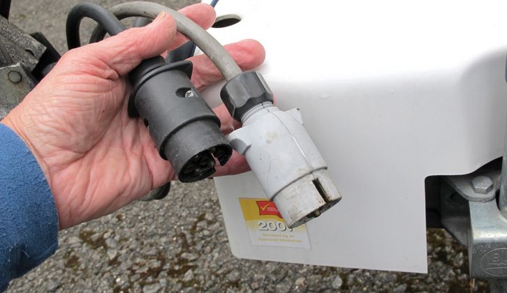 After October 1979, the seven-pin (12N) black plug for road lights was supported by a grey or white seven-pin (12S) plug to run a growing number of 12V accessories