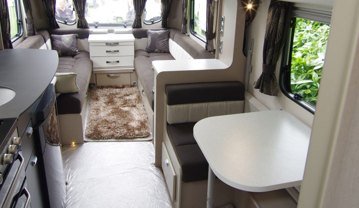 This popular layout works well in the Elite 530's internal length of 5.45m (17ft 11in)