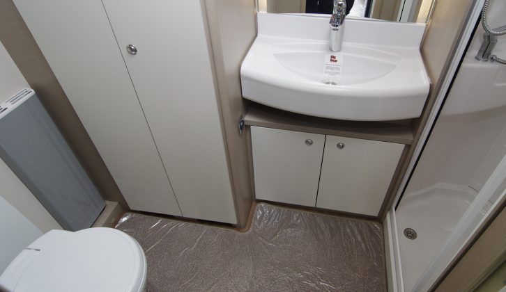 The 2016 Sterling Elite 530 has a five-star end washroom