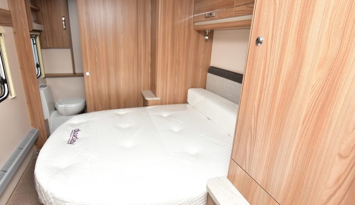The island bed in the 580 retracts and has a Duvalay mattress