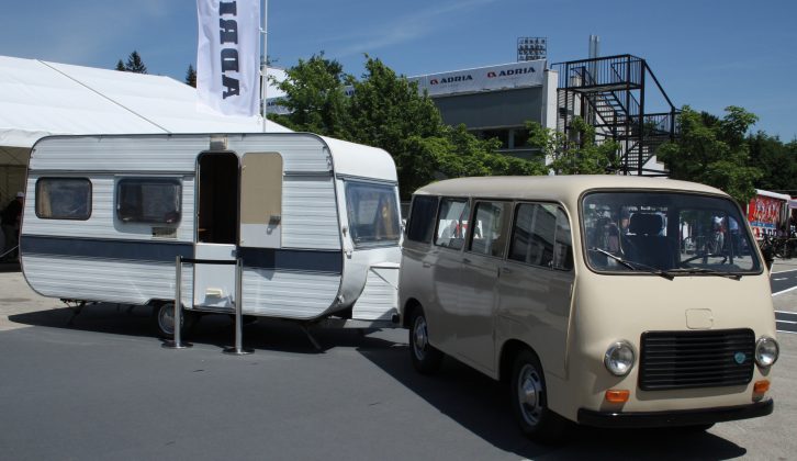 The second-generation 450 Q (here from 1980) boasts a more conventional shape, with similar front and rear panels, while inside it features a double-dinette layout – in this photo it is towed by an IMV minibus, built by Adria’s parent firm