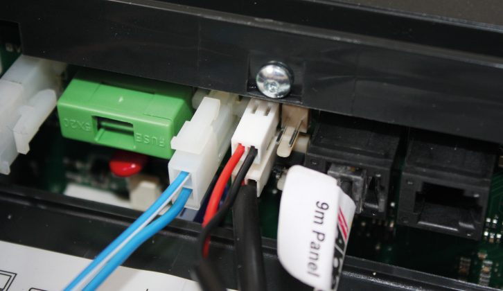 Plug the monitor into the Alde unit, then tidy and secure the wiring to avoid damage in use