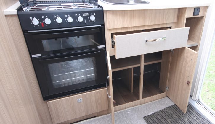 Cooks get a dual-fuel hob, a separate oven and grill, plus great storage in the Coachman Vision 380
