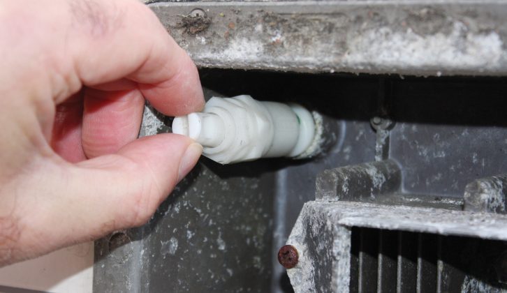 Ensure that the Fast Drain valve turns freely. The slot must be horizontal to drain water
