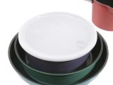 No heatproof lids are supplied, just two plastic lids so you can store cooled leftovers in the fridge