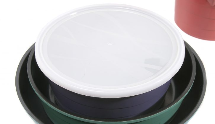 No heatproof lids are supplied, just two plastic lids so you can store cooled leftovers in the fridge