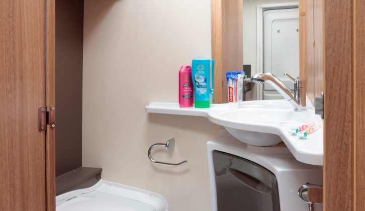 Enjoy the curves in the Caravelair Antarès 455's washroom