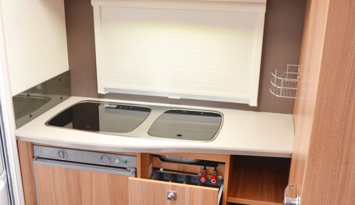 Storage and worktop space in the end kitchen is pretty good – the Caravelair Antarès 335 has a 274kg payload