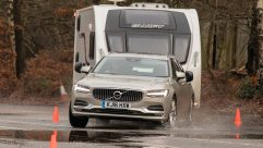 The V90's stability was unfaltering, even in crosswinds and during our lane-change test – in wet conditions!