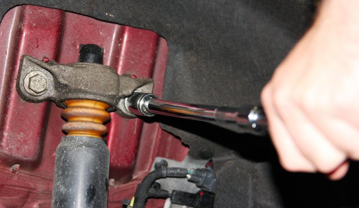 Replace the shock absorber upper mounting, and tighten to the correct torque setting