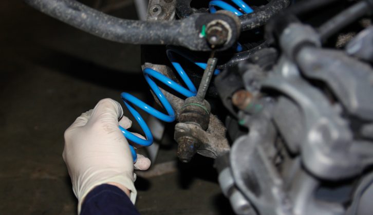 Repeat the procedure to fit the auxiliary spring to the offside suspension