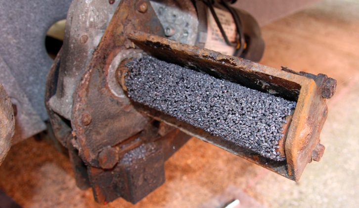 Ensure that the whole surface of the roller receives a good covering of grit
