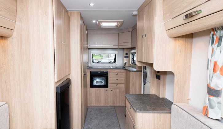 Is this entry-level, end-kitchen Xplore 422 a great option for two on tour?