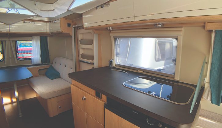 The galley in the Eriba Touring Troll 530 '60 Edition' comprises a circular sink, hob with two gas burners, 70-litre fridge, cutlery drawer and cupboard. The work surface has a fingerprint-resistant finish.
