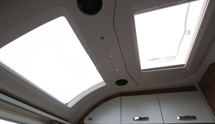 No less than seven windows – including this sunroof and large rooflight – allow the front lounge in the Swift Freestyle SE S6 TD to be flooded with natural light