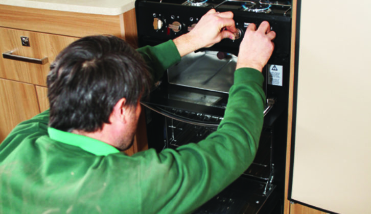 Checking the cooker's burn and cut-off functions