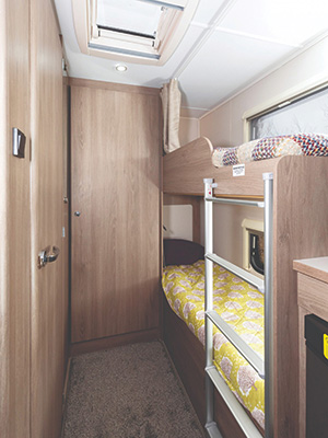 Bunk beds in the lateral bunks, corner washroom layout