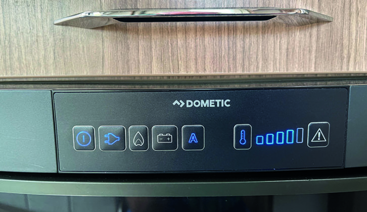 On the 'A' (automatic) setting, the fridge selects the most appropriate power source