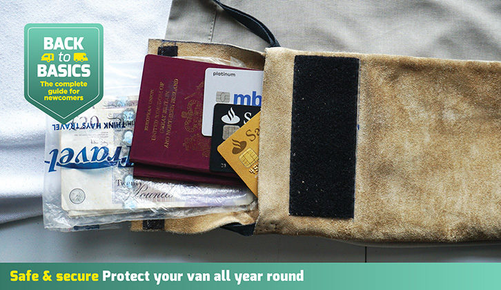 A handy pocket pouch can be used to store your passport, money and more