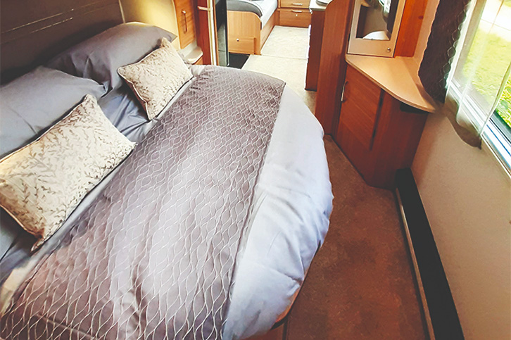 The bed of the Vigo, enhanced thanks to the curved wardrobes