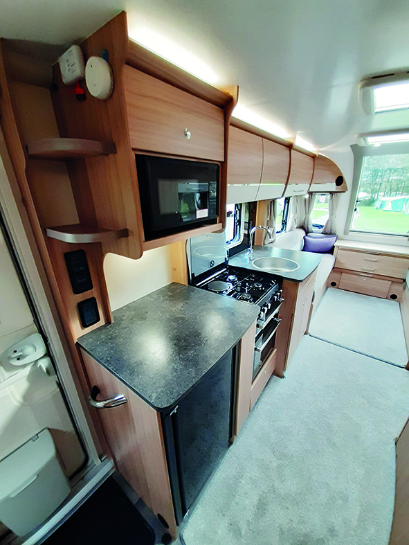 Huge work surface in the kitchen, even without using the matching hob top