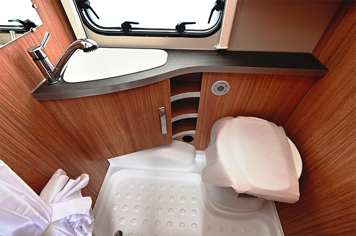 The washroom in the Weinsberg CaraOne 400 LK 