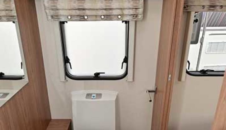 The central washroom in the Coachman VIP 540 2017