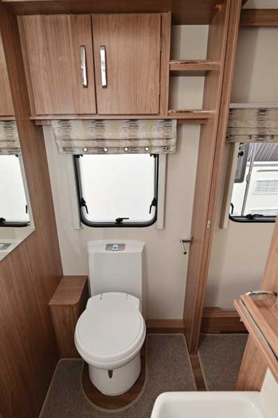 The central washroom in the Coachman VIP 545 2017