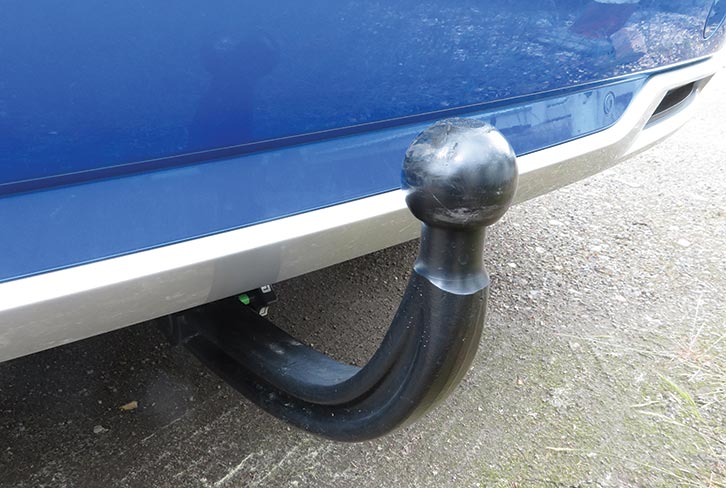 The electrical socket is so far under the back bumper that plugging in the 13-pin plug is unnecessarily difficult