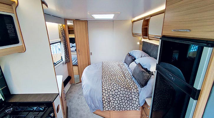 The transverse island bed in the Bailey Alicanto Grande Evora