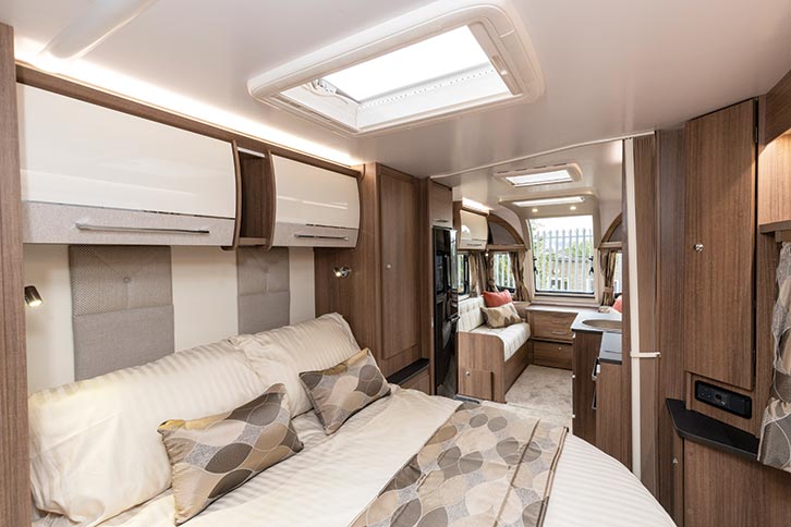 The transverse island bed in the The Bailey Unicorn Black Edition Vigo