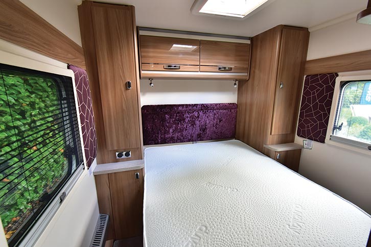 The inline island bed in the Swift Challenger 560