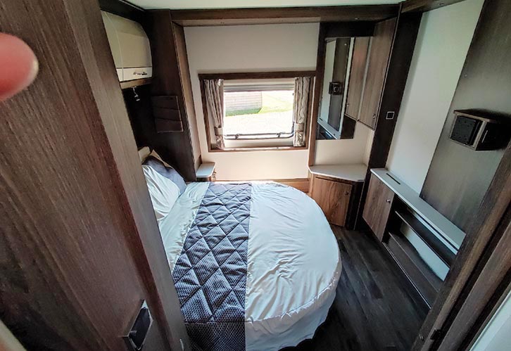 The transverse island bed in the Coachman Laser Xcel 855