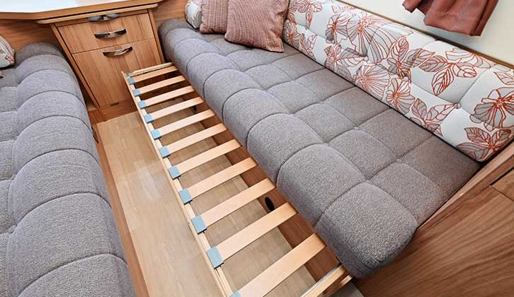 Pull-out slats that make up lounge bed