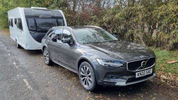 Volvo V90 Cross Country B5 (P) AWD Plus towing caravan