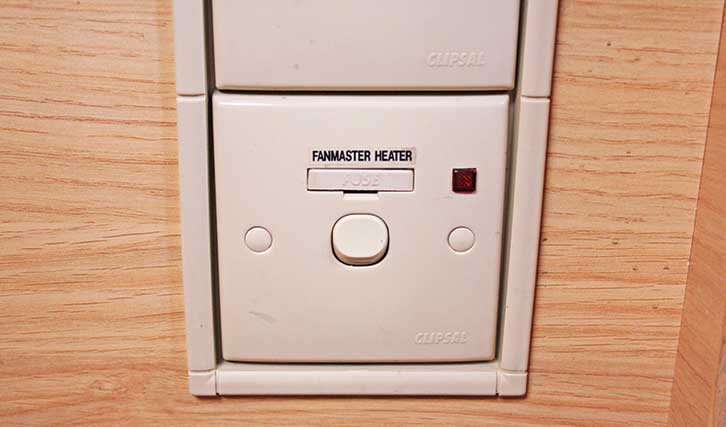 Mains switch in the ‘off’ position