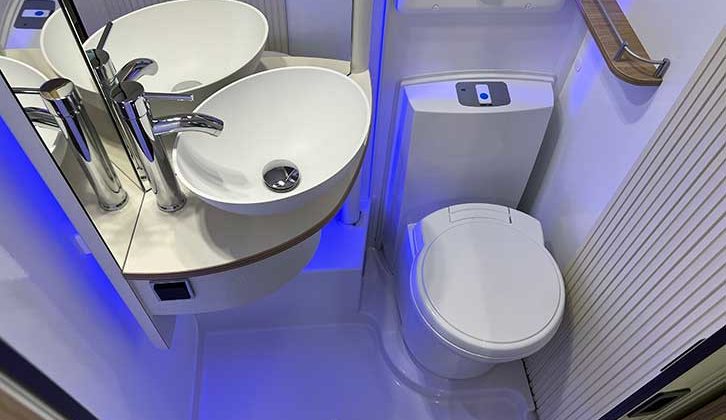 Sink and toilet in the La Mancelle Liberty 490 SA