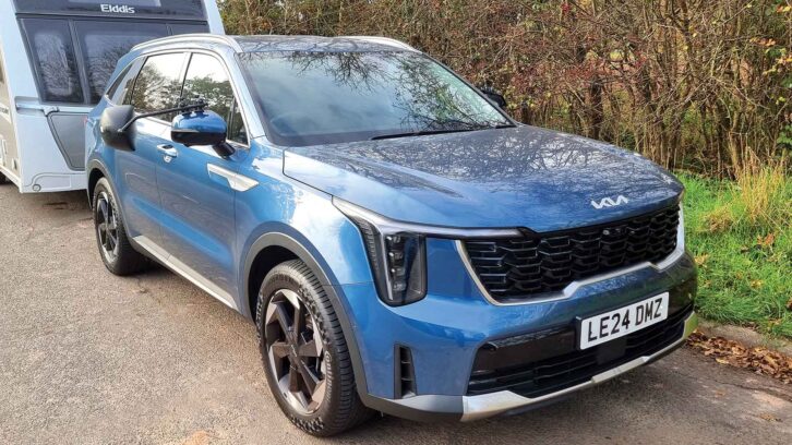 The Kia Sorento 2.2 Diesel ‘3’ hitched to a caravab