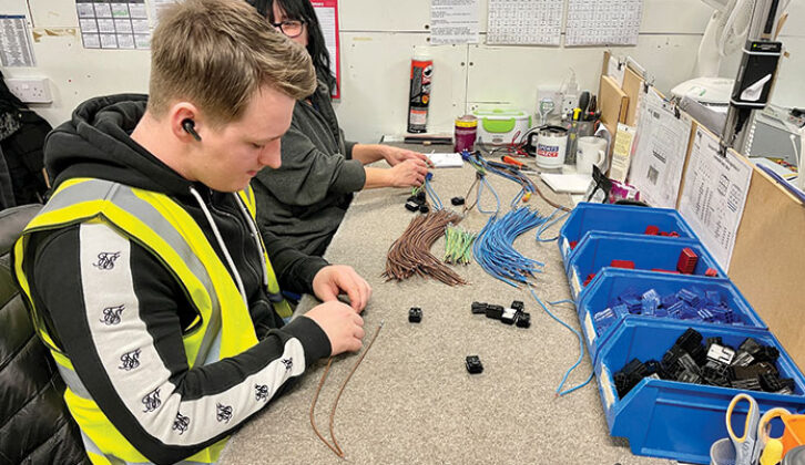 Assembling a 230V PDU